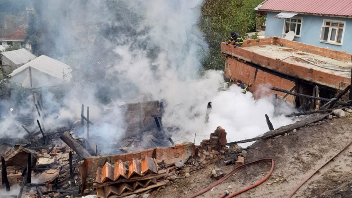 Kastamonu’da yangın: Ev ve ahır kullanılamaz hale geldi