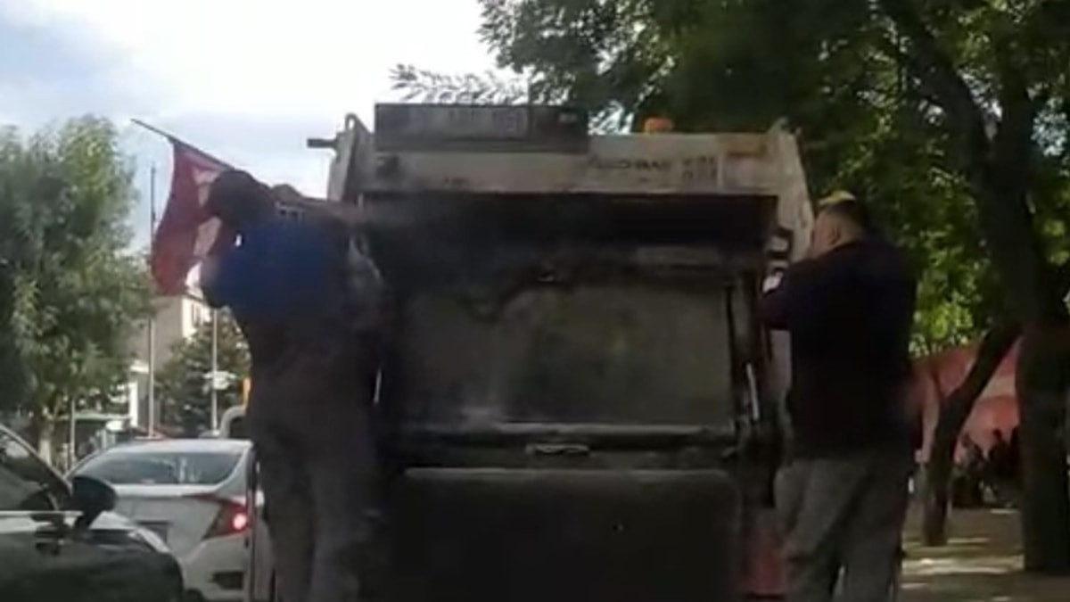 Eskişehir'de yerde buldukları Türk bayrağını çöp kamyonun üzerine astılar