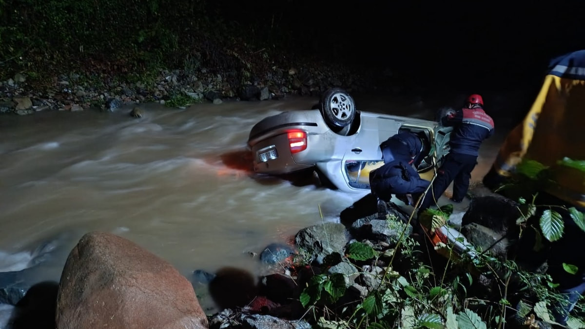 Trabzon'da dereye yuvarlanan otomobilin sürücüsü öldü