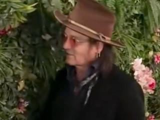 Johnny Depp hayranlarını şaşırttı: Poz verirken süs bitkilerini ısırdı