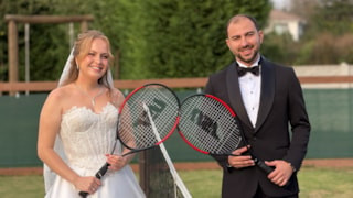 Tenis dersinde tanıştılar: Düğün fotoğraflarını köydeki kortta çektiler