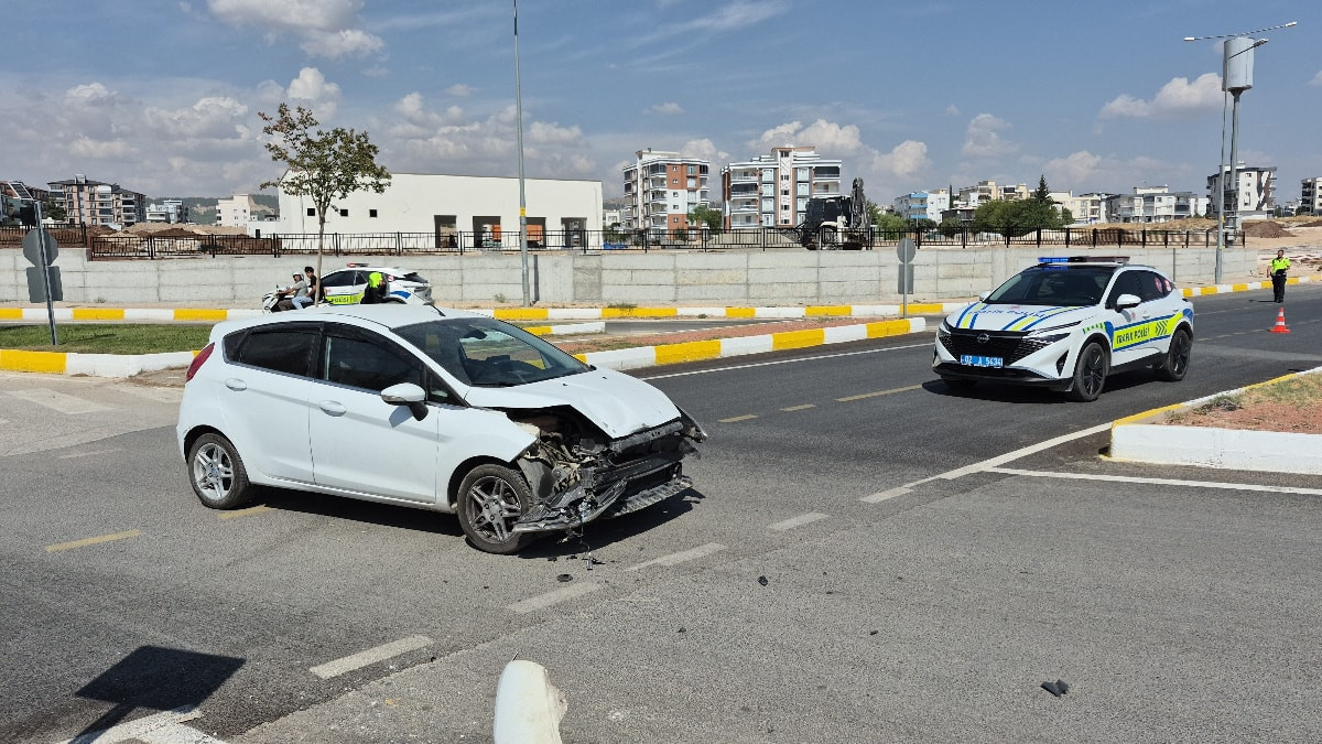 Adıyaman'da iki otomobil çarpıştı: 3 yaralı