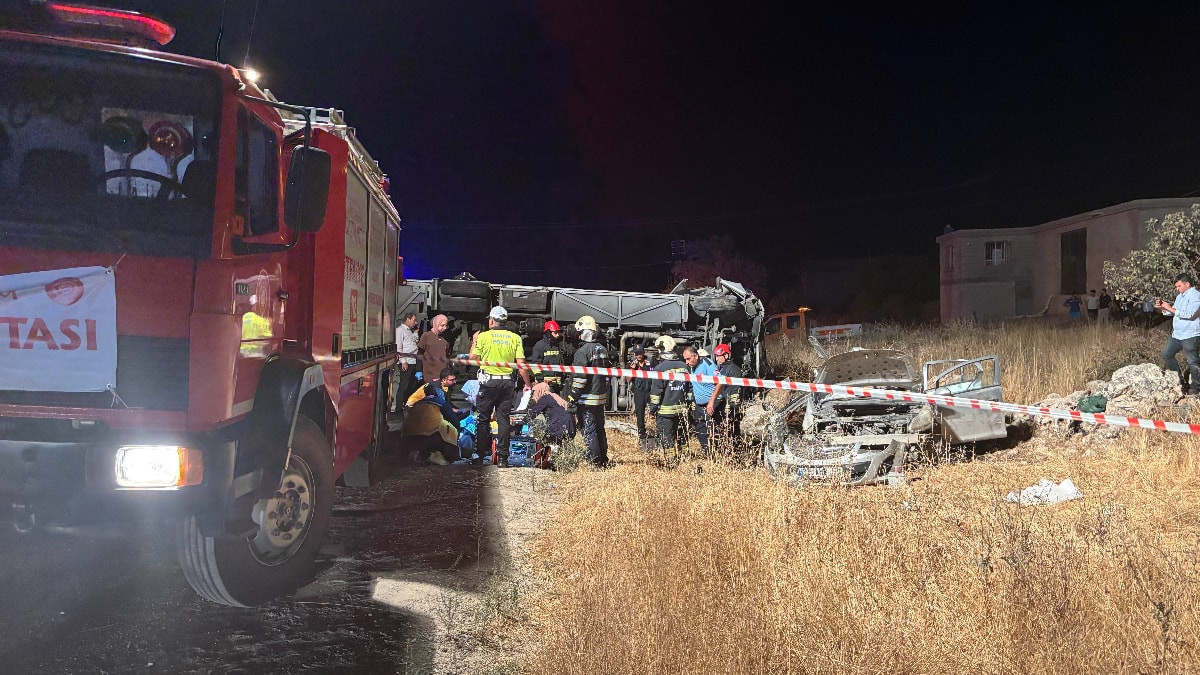 Gaziantep'te yolcu minibüsü ile otomobil çarpıştı: Çok sayıda ölü ve yaralı var