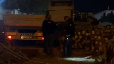 Yalova'da kamyondan indirilen demirlerin altında kalan sürücü can verdi