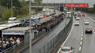 İstanbul'da metrobüs çilesi: İstasyonlarda yoğunluk oluştu