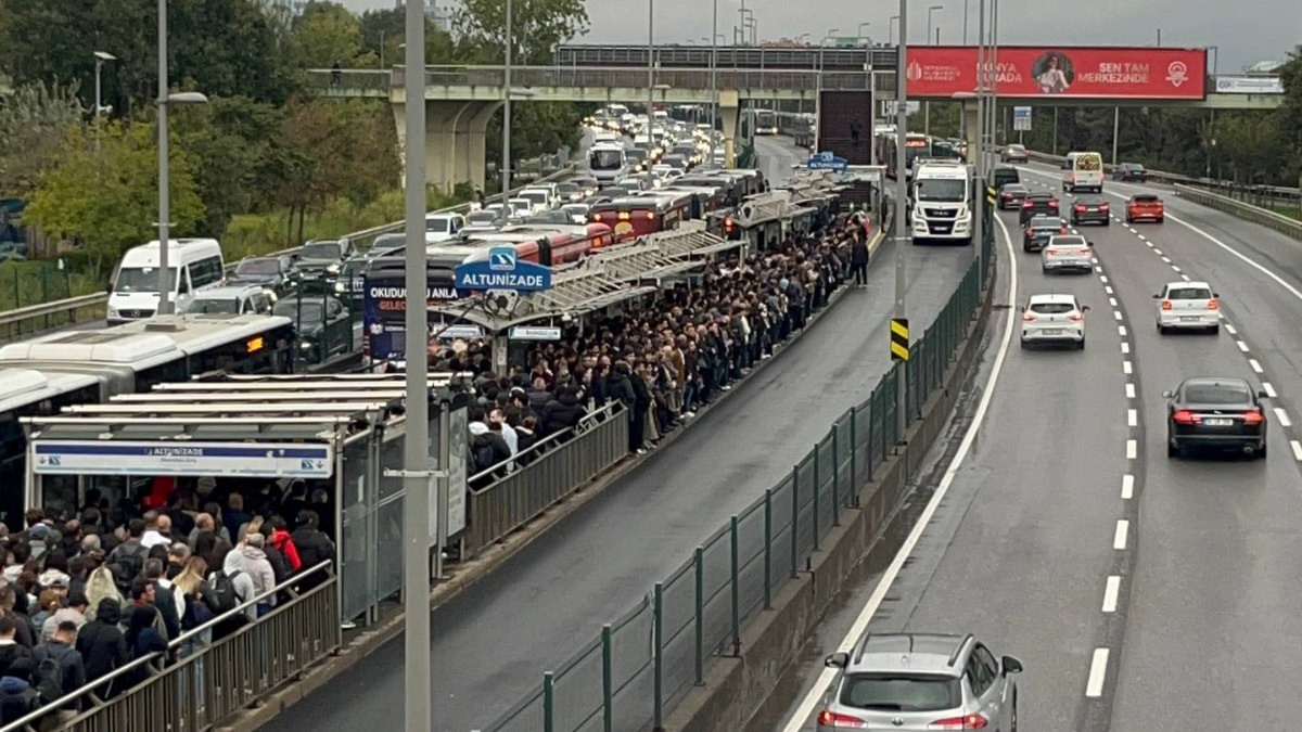 İstanbul'da metrobüs çilesi: İstasyonlarda yoğunluk oluştu