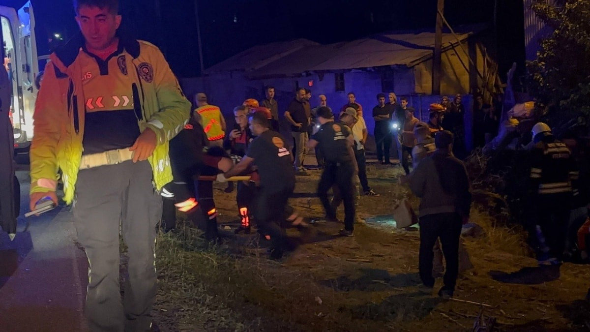 Erzincan'da takla atan otomobilden yaralı kurtuldular