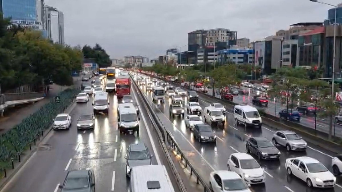İstanbul'da haftanın ilk iş günü trafik yoğunluğu oluştu