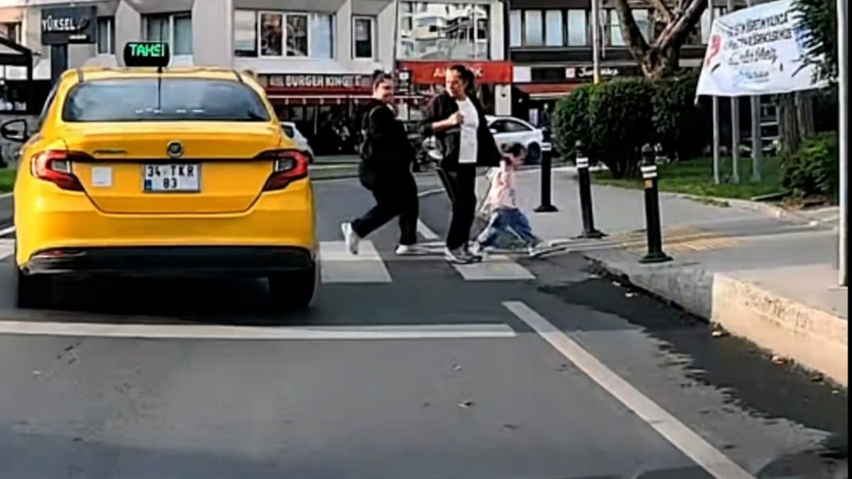 İstanbul'da bir taksi şoförü, yaya geçidinden geçen insanların üzerine sürdü