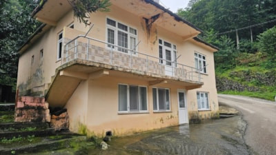 Artvin'de evin altından 8 aydır su akıyor: Ev sakinleri çözüm bekliyor