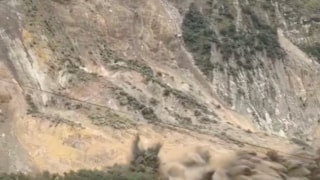 Nepal'de heyelan sonucu dağ çöktü