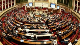 Fransa'da merkez sağ senatoda çoğunluğunu korudu