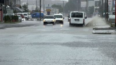 Sakarya’da sağanak: Heyelan dere yatağını kapattı, sokaklar göle döndü