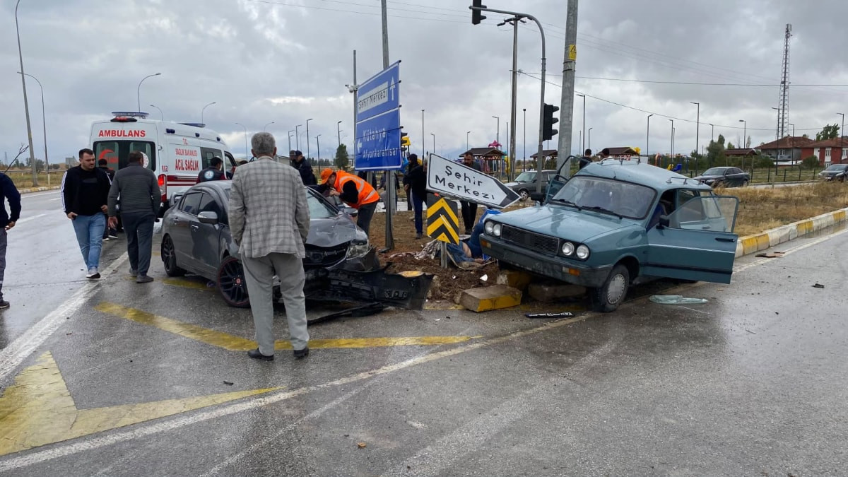 Kütahya'da iki otomobilin çarpıştığı kazada 2 kişi hayatını kaybetti