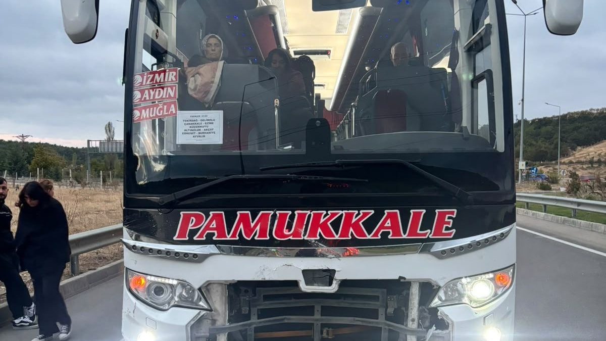 Çanakkale'de otobüs ile otomobil çarpıştı