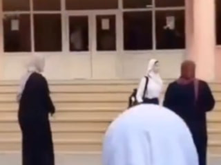 Azerbaycan'da başörtülü öğrenciler okula alınmadı