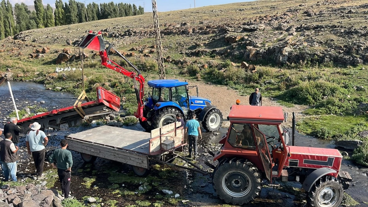 Kars'ta köylüler el ele verdi: Traktör römorkunu 4 saatte dereden çıkardılar