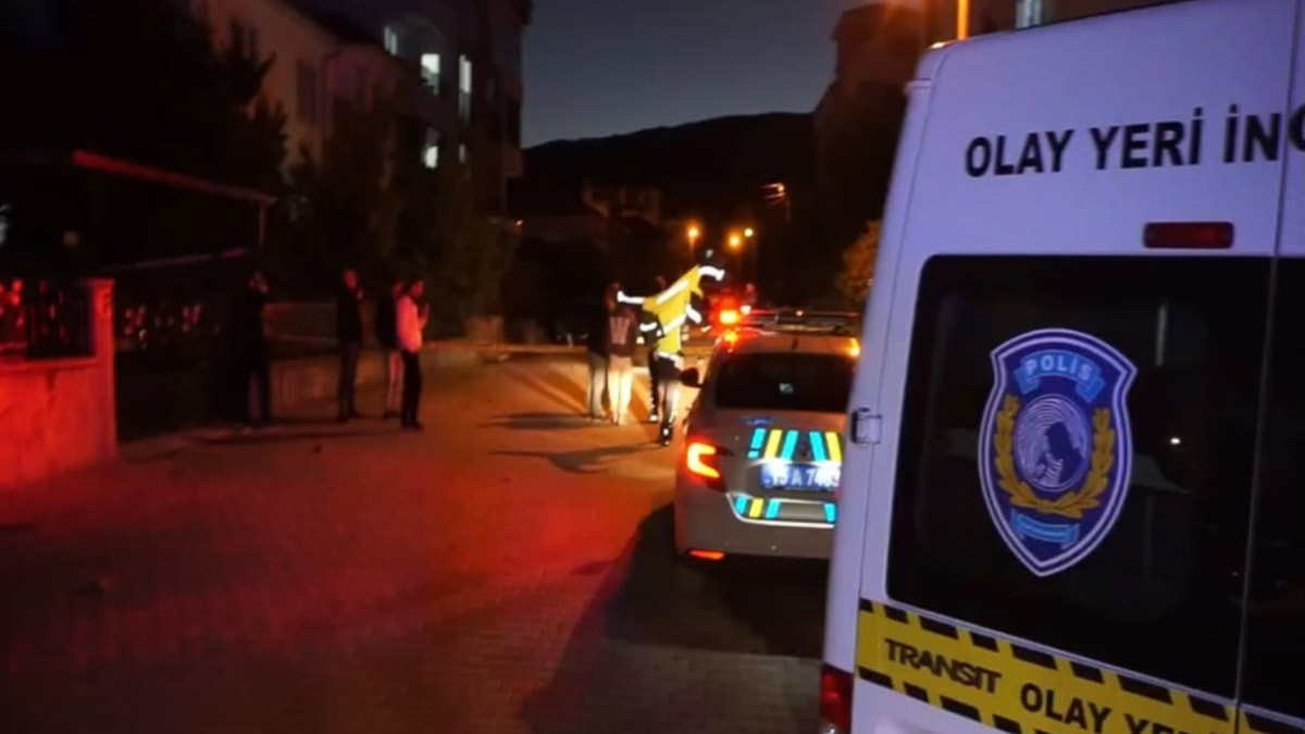 Burdur'da iki grup arasında kürekli kavga: 2 otomobil zarar gördü