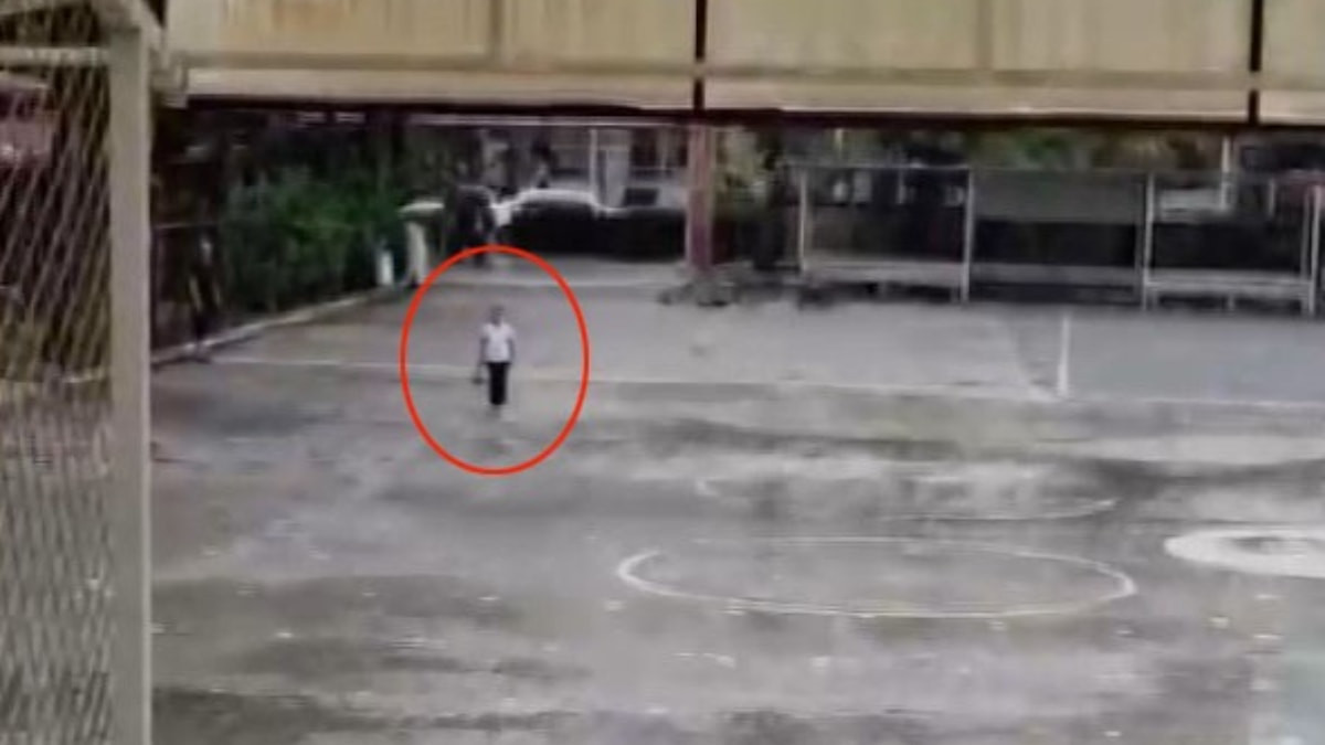 Hatay'da takdir toplayan görüntüler: Yağmur altında İstiklal Marşı okudu