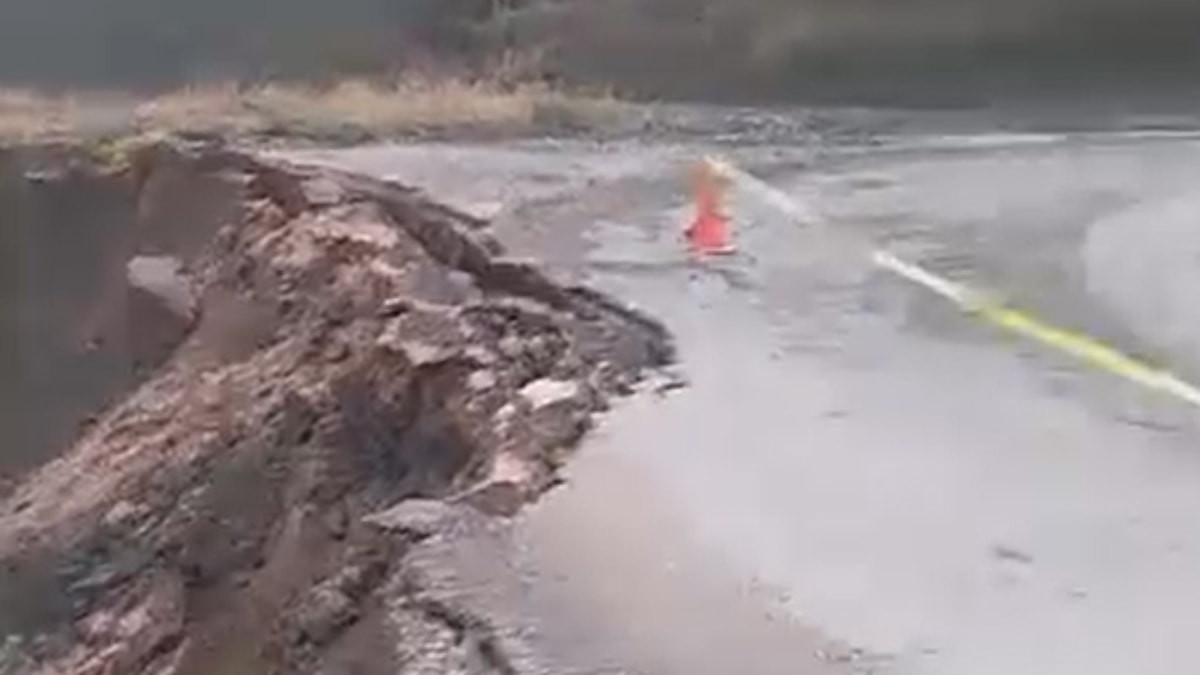 Tokat'ta heyelan: Köy yolunun çökme anı kamerada