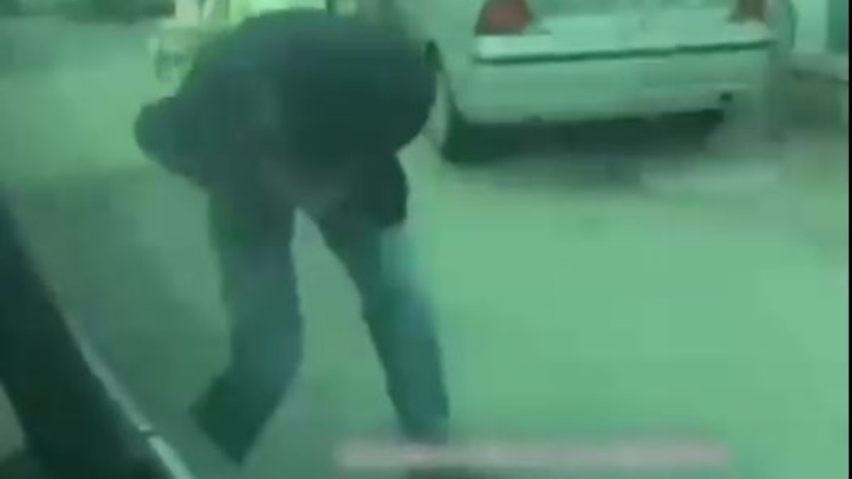 Ankara'da park yeri tartışması: Otomobilin lastiklerini patlatan şahıs kamerada