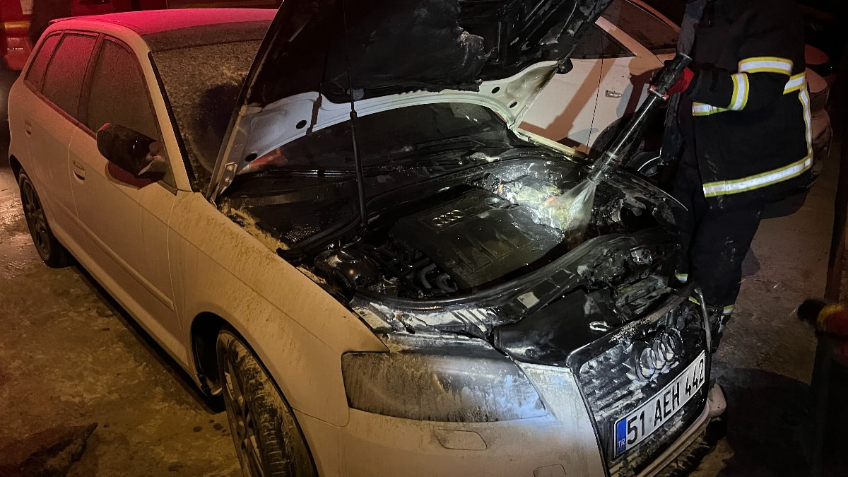 Niğde’de park halindeki otomobil yandı