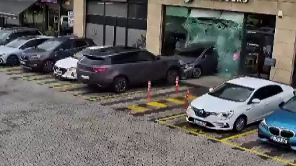 İstanbul Çekmeköy'de 2 aracın kafeye girdiği kaza kamerada