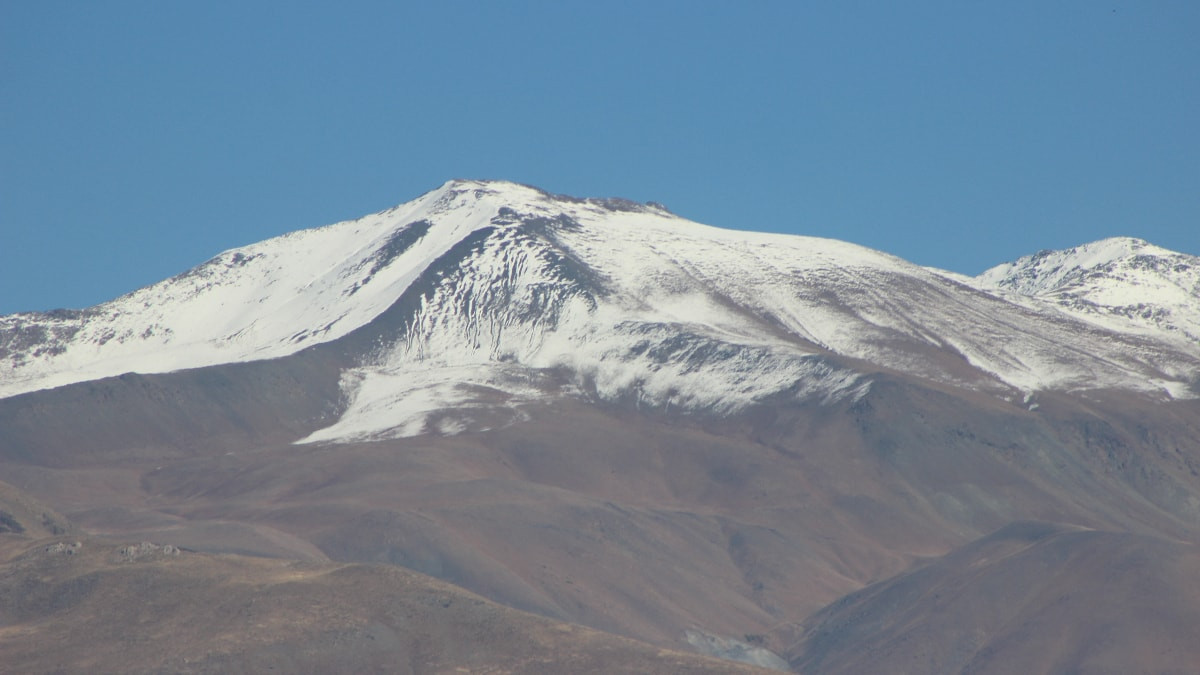 Erzincan'ın yüksek kesimleri mevsimin ilk karıyla beyaza büründü