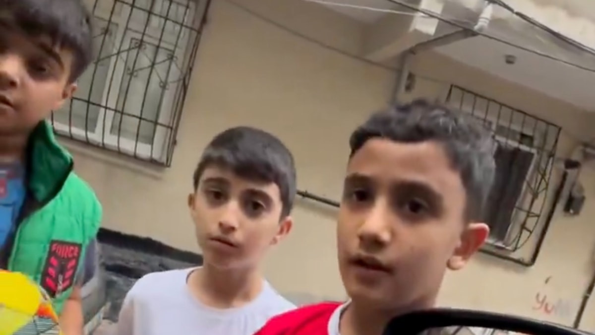 Çocuklar arasında takım ayrımı yaptı: Çikolata vermedi!