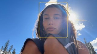 Hailey Bieber, sütyensiz! Dekoltesiyle zor anlar yaşadı
