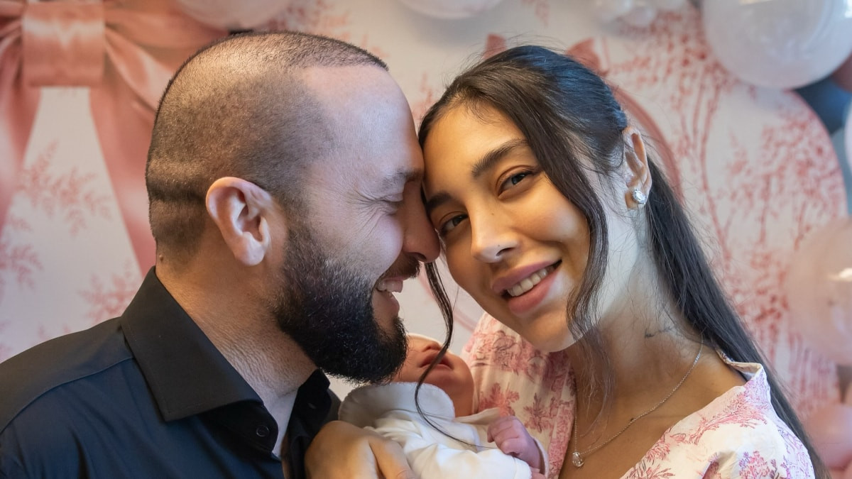 Özlem Ada Şahin bebeğine 40 uçurma banyosu yaptırdı