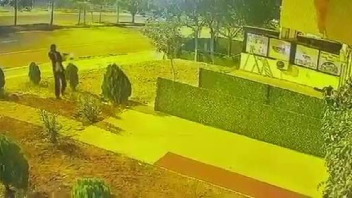 Diyarbakır'da iş yerine silahlı saldırı kamerada
