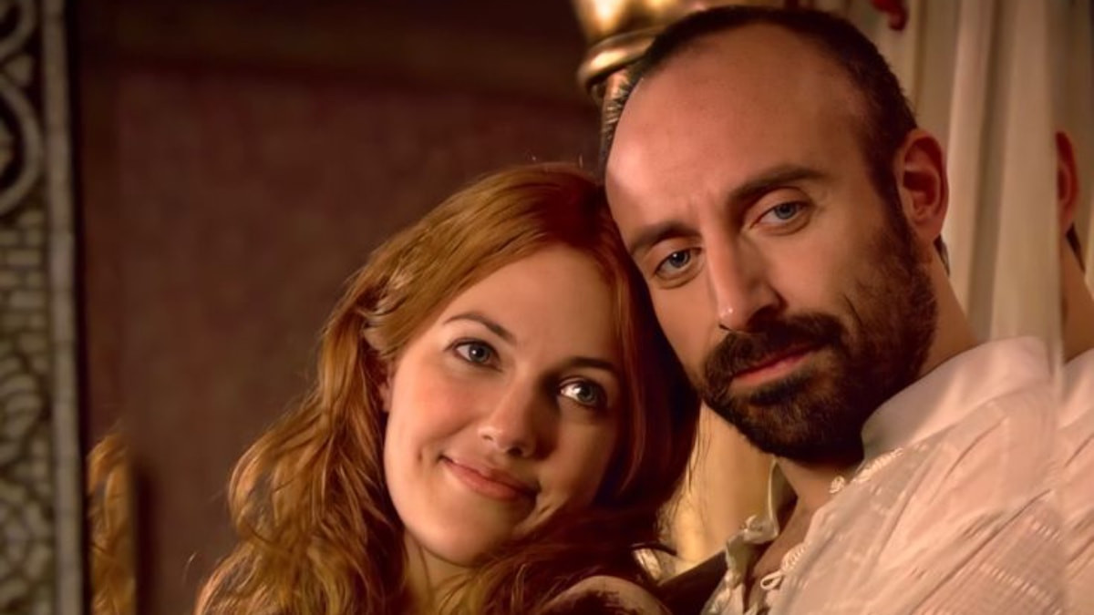 Halit Ergenç ve Meryem Uzerli 15 yıl sonra aynı dizide: Afiş pozları damga vurdu