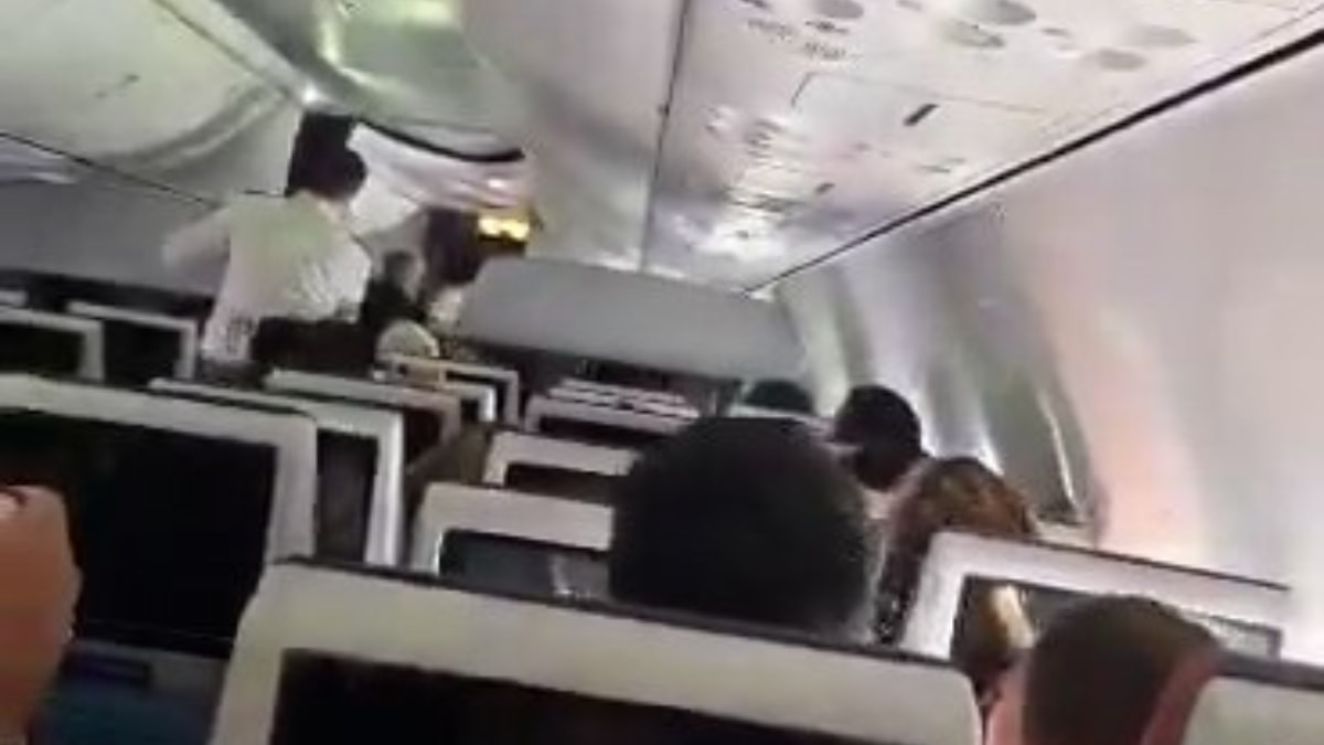 İsrail’e giden uçağın kokpitinde dehşet anları: Pilotlar birbirini bıçakladı