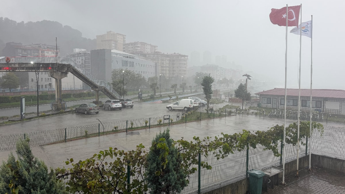 Artvin'de etkili olan rüzgar sonrası dalgalar metrelerce yükseldi