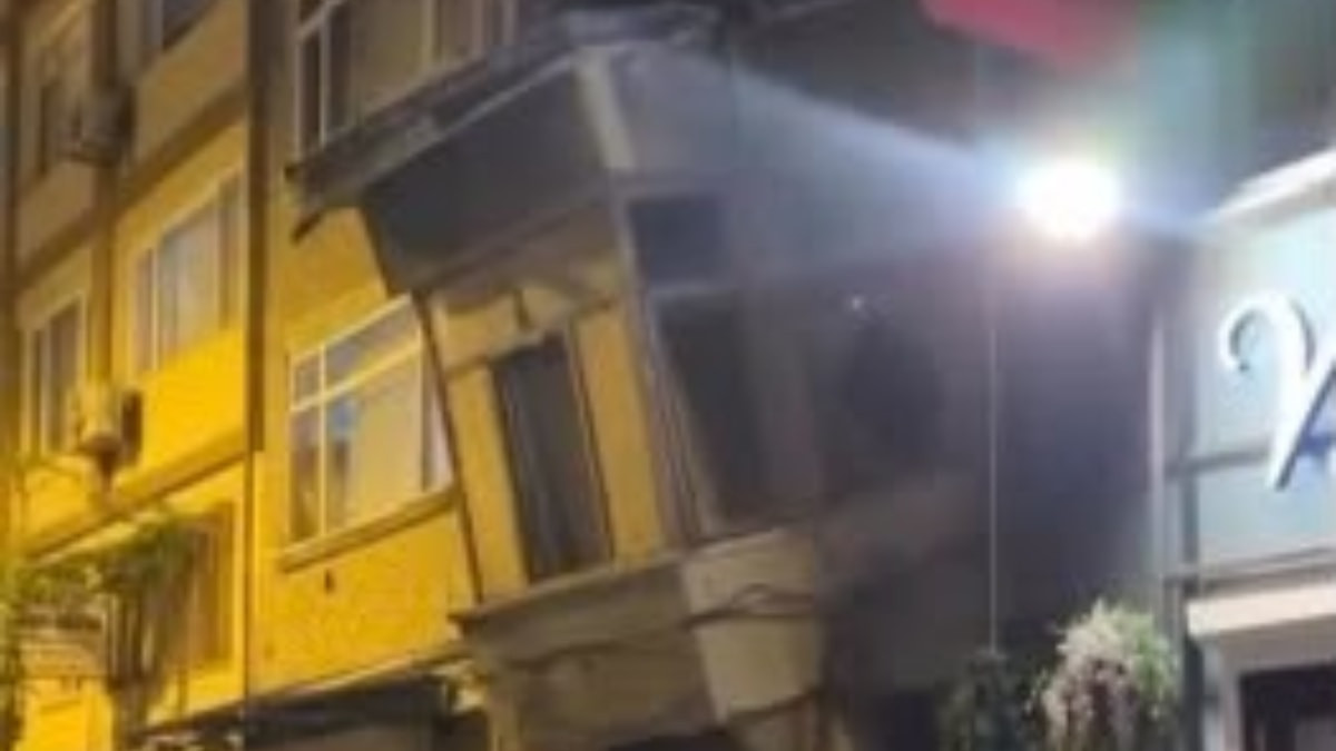İstanbul'da 2 katlı metruk binanın çökmesi kamerada