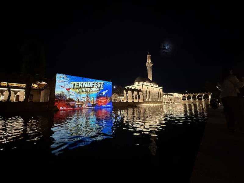 Balıklıgöl'deki Işıkla Ateş Arasında Gösterisi: TEKNOFEST Güneydoğu ile Görsel Şölen