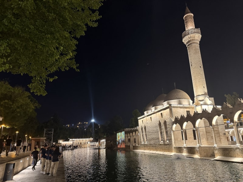 Balıklıgöl'deki Işıkla Ateş Arasında Gösterisi: TEKNOFEST Güneydoğu ile Görsel Şölen