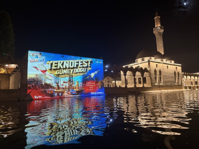 Balıklıgöl'deki Işıkla Ateş Arasında Gösterisi: TEKNOFEST Güneydoğu ile Görsel Şölen
