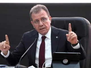 Mersin Büyükşehir Belediye Başkanı Vahap Seçer ile iki ilçe belediye başkanı gözaltında