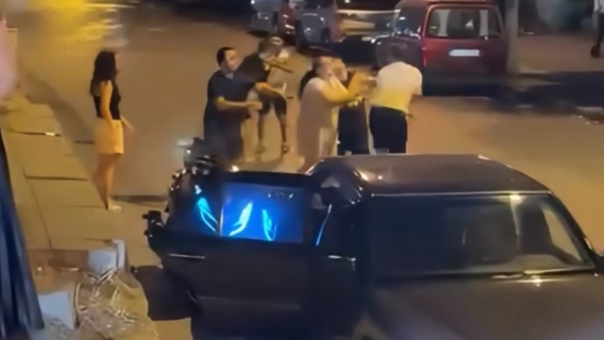 İstanbul'da trafik kavgası: Küfür edince tekme yumruk birbirlerine girdiler