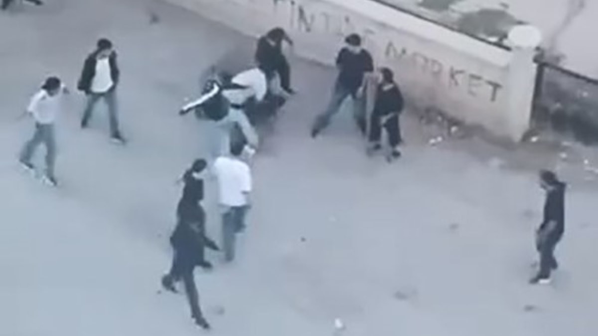 Elazığ'da bir grup gencin bir kişiyi darbettiği anlar kamerada