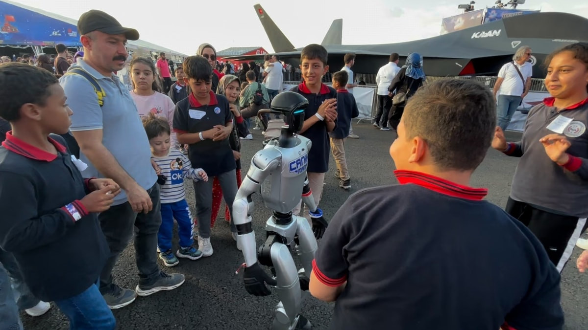 Şanlıurfa'da insansı robot, TEKNOFEST'in ilgi odağı oldu