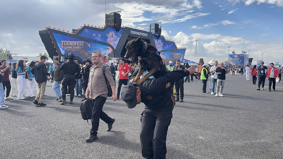 TEKNOFEST Güneydoğu'da operasyon köpekleri çocukların ilgi odağı oldu