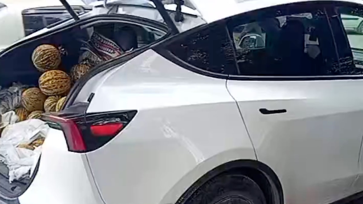 Kırıkkale'de esnaftan elektrikli araç hamlesi: Milyonluk aracının bagajında kavun sattı