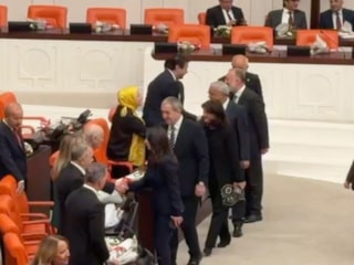 DEM Partili vekiller Devlet Bahçeli ile selamlaşmak için sıraya girdi