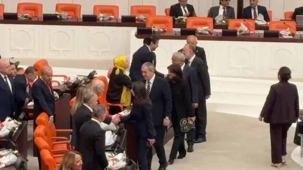 DEM Partili vekiller Devlet Bahçeli ile selamlaşmak için sıraya girdi