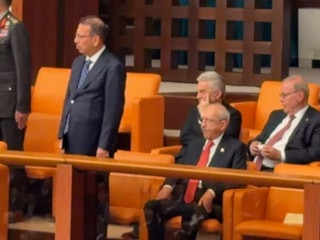 Cumhurbaşkanı Erdoğan Meclis'e geldi: Kılıçdaroğlu ayağa kalkmadı, Özgür Özel salonu terk etti