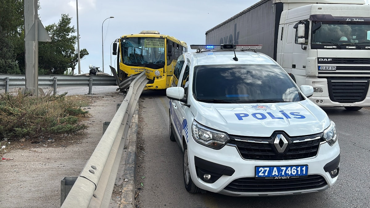 Gaziantep'te bariyerlere çarpan halk otobüsünde 9 kişi yaralandı