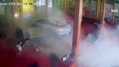 Tayland’da tapınağa araç daldı: 3 yaralı